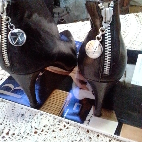 Dani Black soft leather ankle boots womens size 10.  Only worn 2 times. - Picture 4 of 4